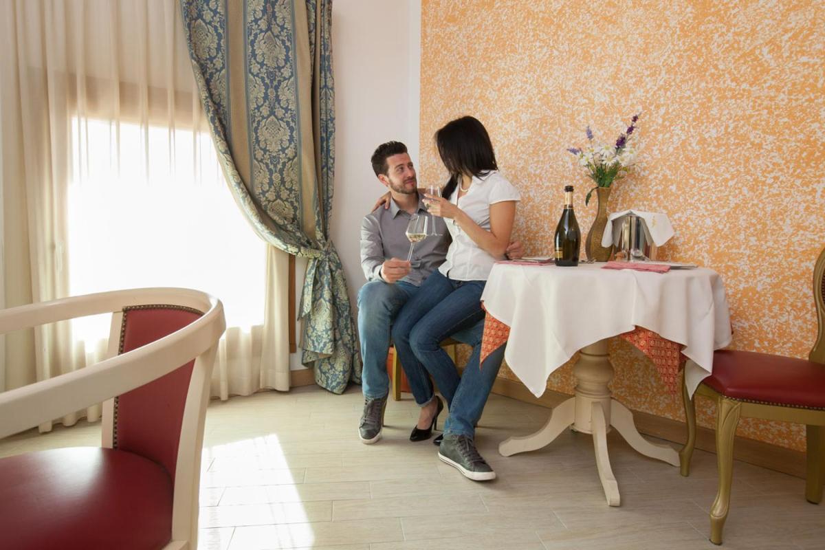 Albergo Antica Corte Marchesini Campagna Lupia Esterno foto