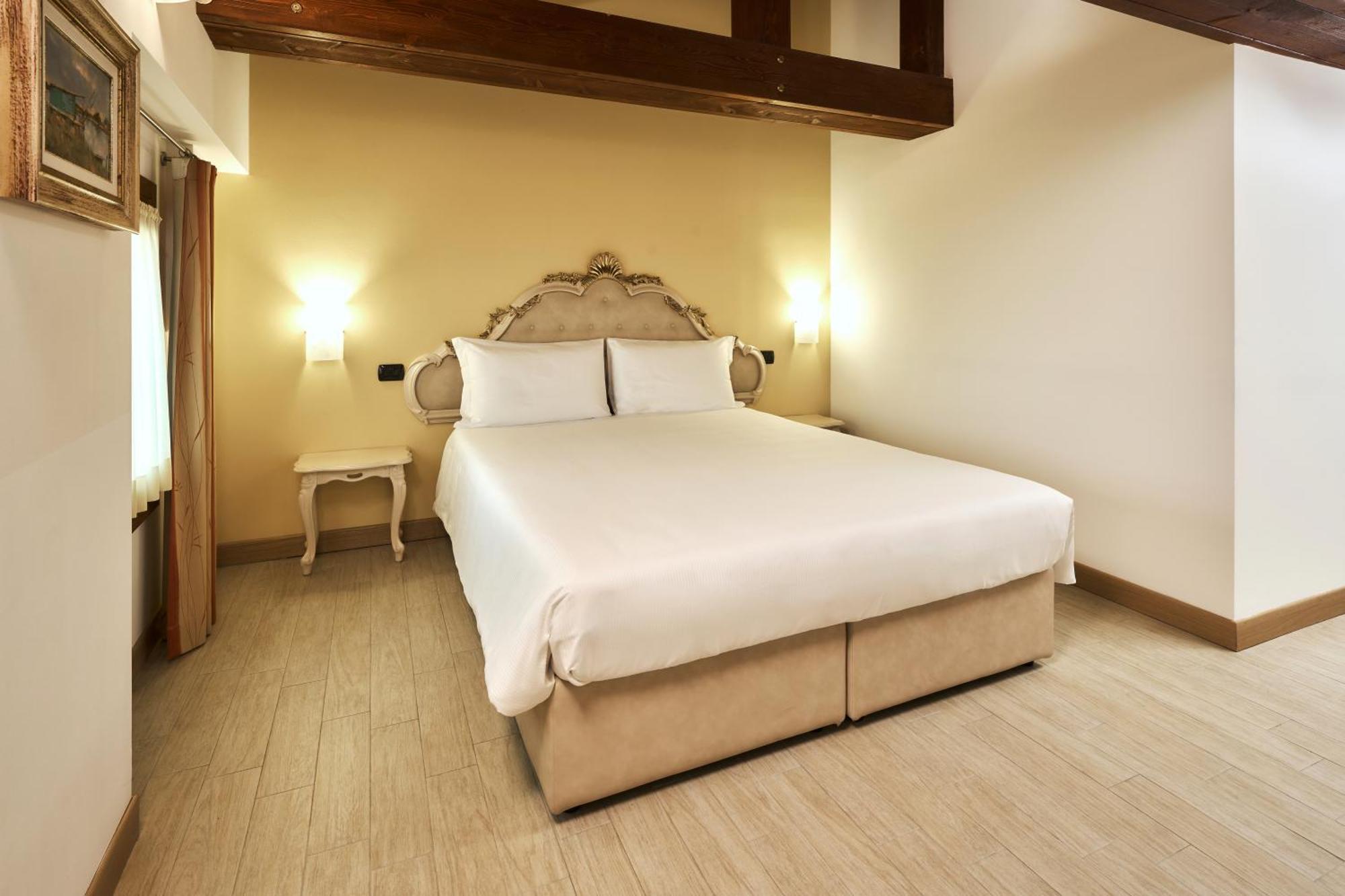 Albergo Antica Corte Marchesini Campagna Lupia Esterno foto